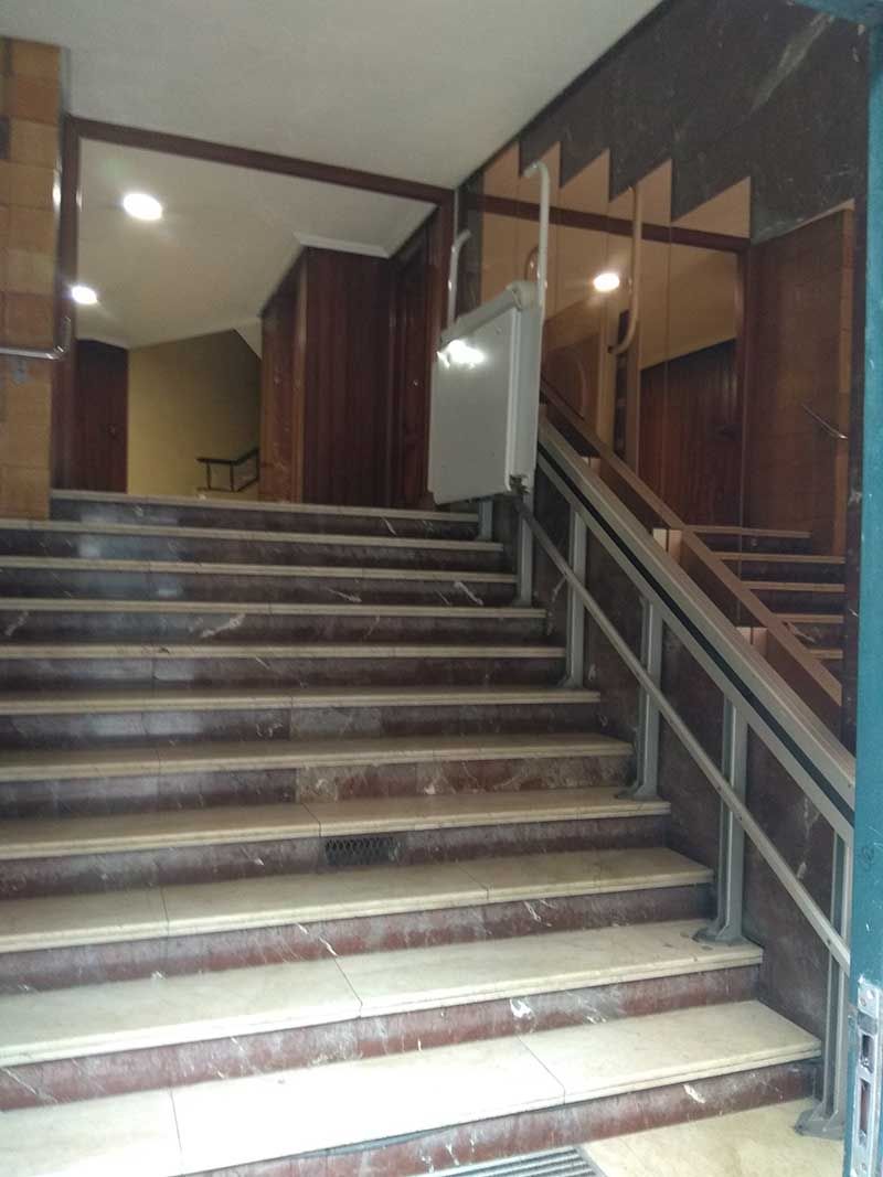 Escaleras interiores de portal en Oviedo
