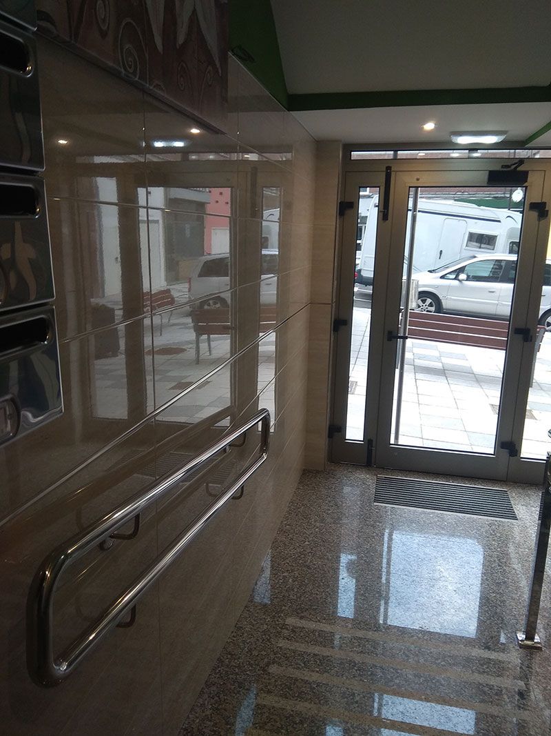 Barandilla auxiliar en interior de portal en Cervera