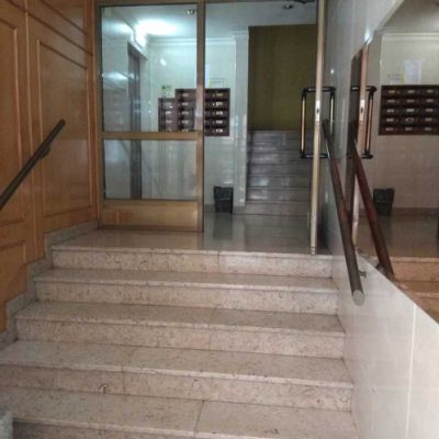 Escaleras en la entrada de un portal en Oviedo