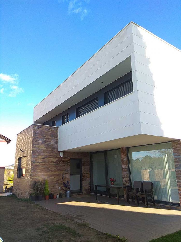 Exterior porticado de chalet de 2 plantas