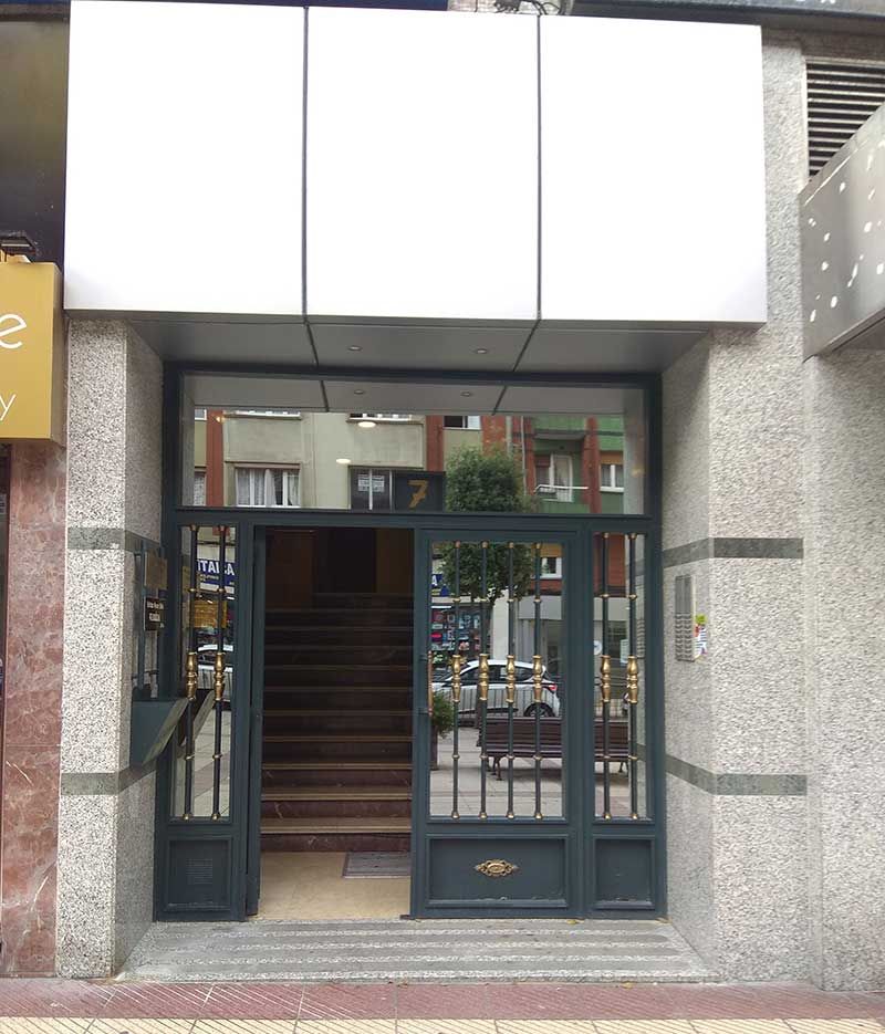Entrada desde la calle a portal de Oviedo