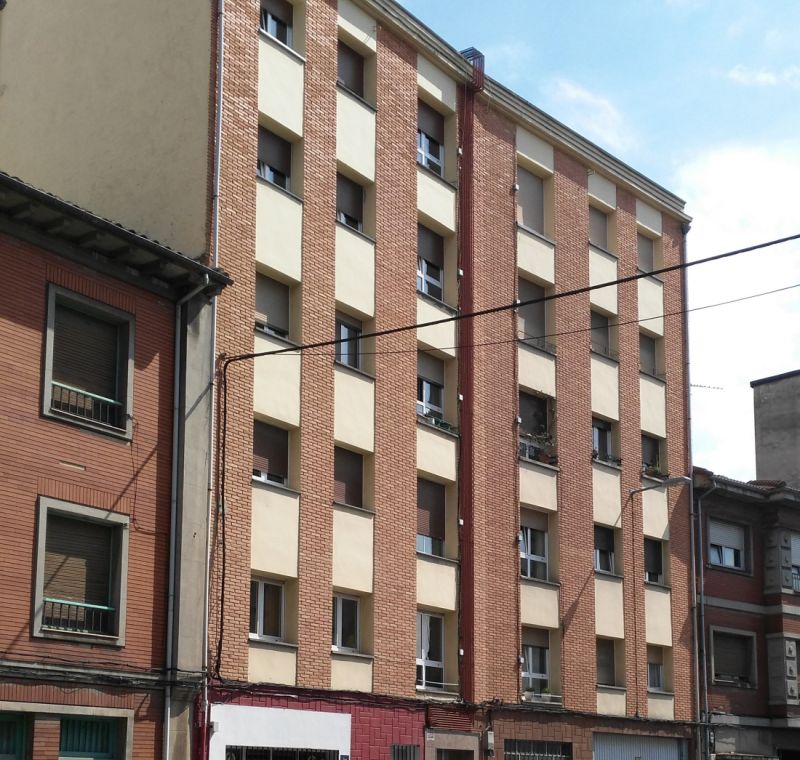 Fachada de un edificio en Avilés