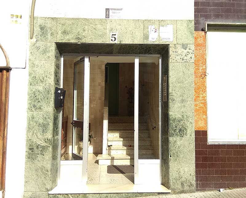 Puerta de acceso desde la calle a portal de Cervera