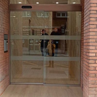 Entrada cubierta a un portal en Oviedo