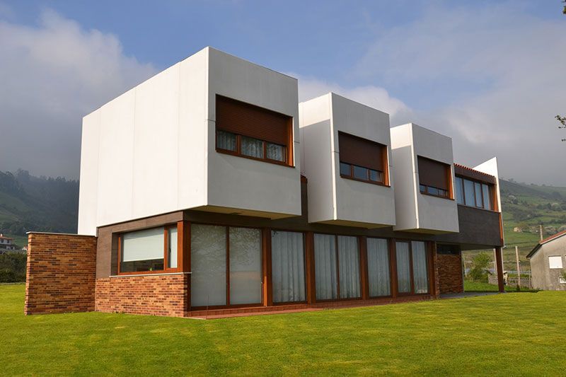 Chalet de dos alturas sobre prado