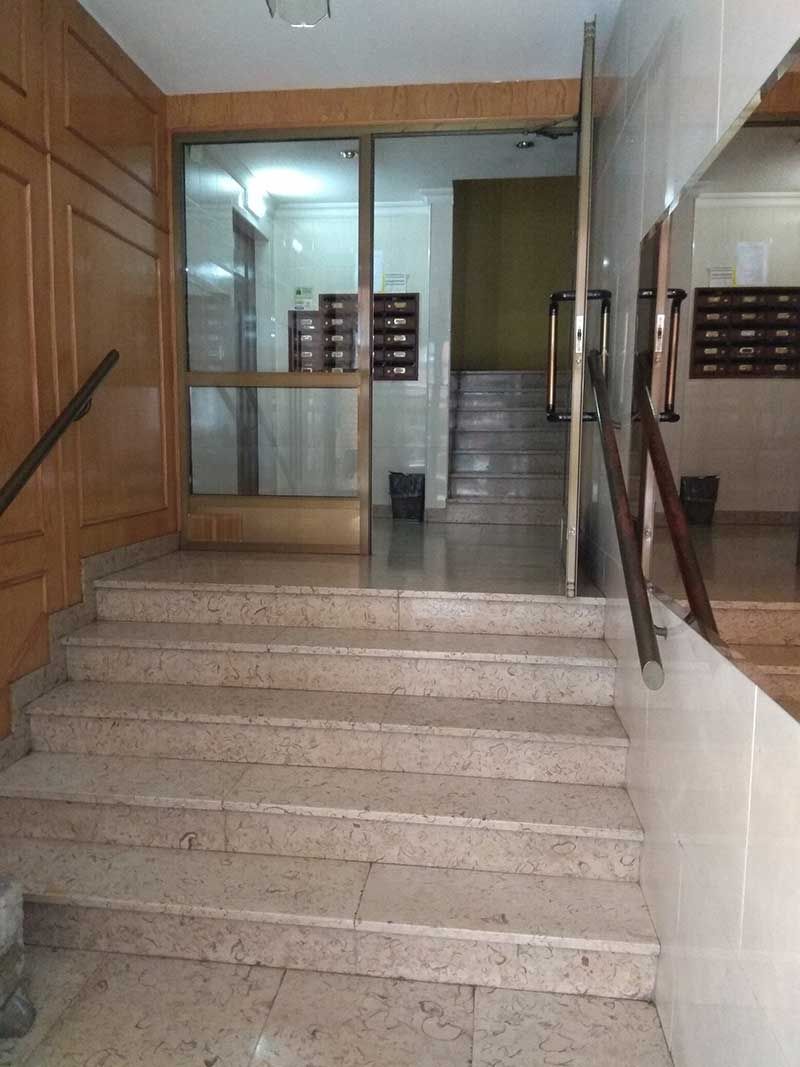 Escaleras en la entrada de un portal en Oviedo