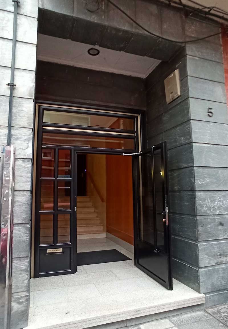 Portal con escalón de acceso