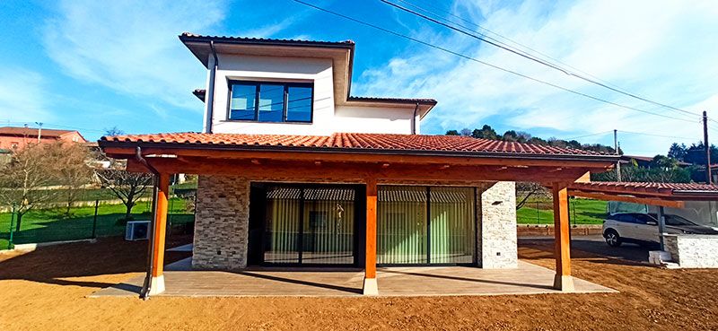 Foto frontal de chalet porticado