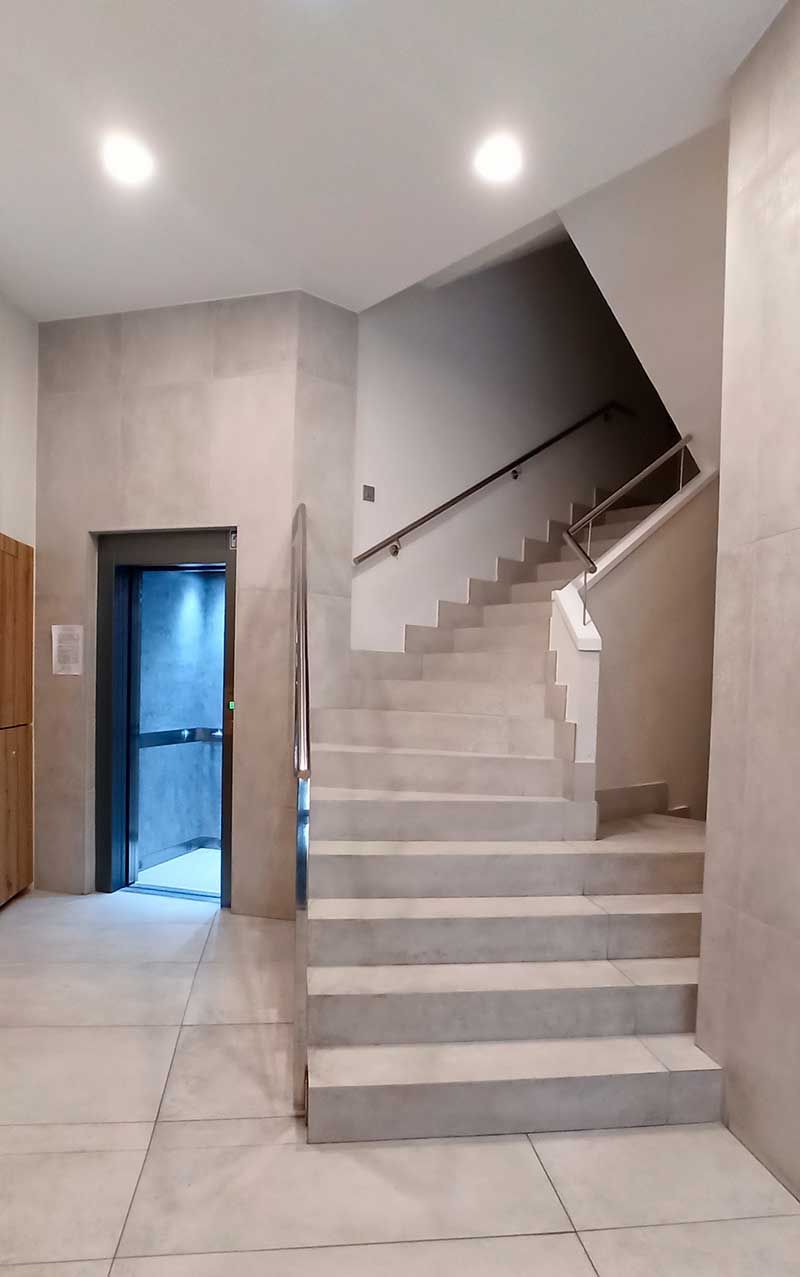 Ascensor y escaleras en un portal en Oviedo
