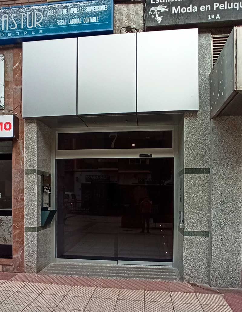 Puerta de acceso a portal de Oviedo