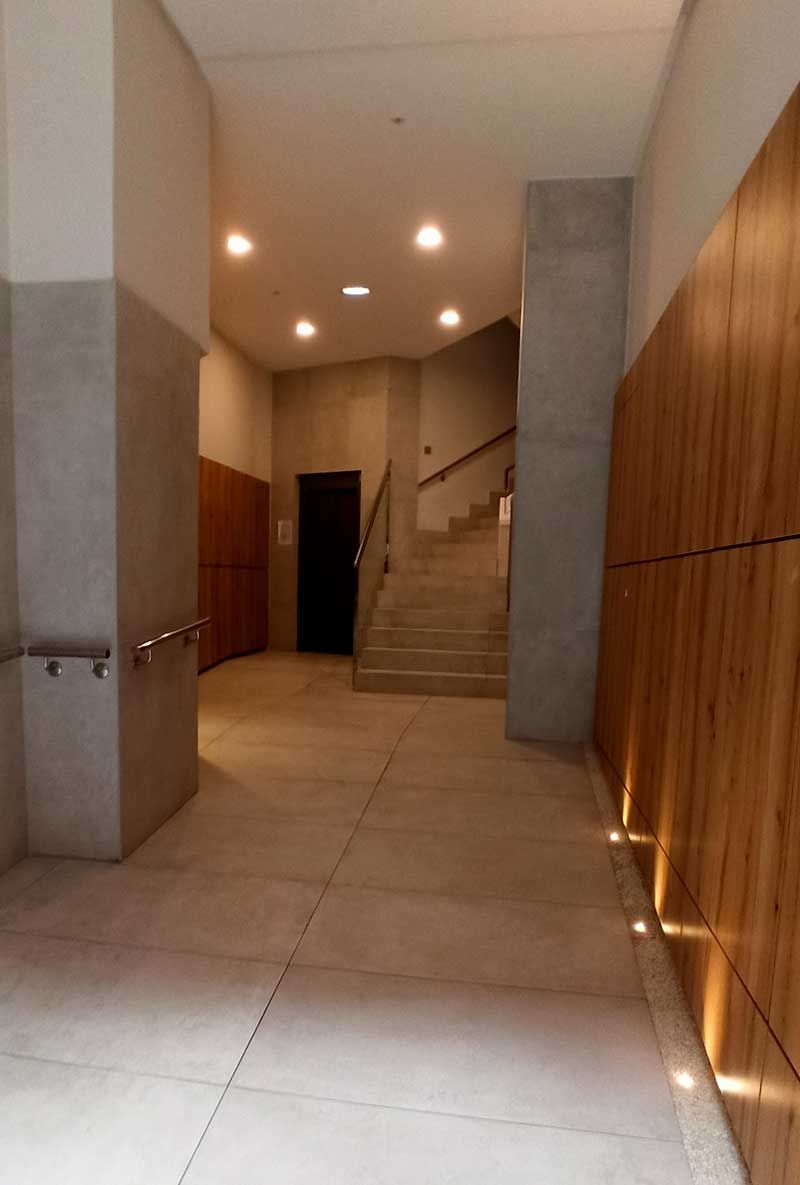 Pasillo de acceso a ascensor de portal en Oviedo