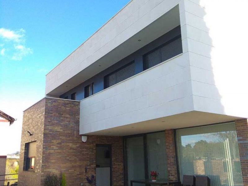 Exterior porticado de chalet de 2 plantas