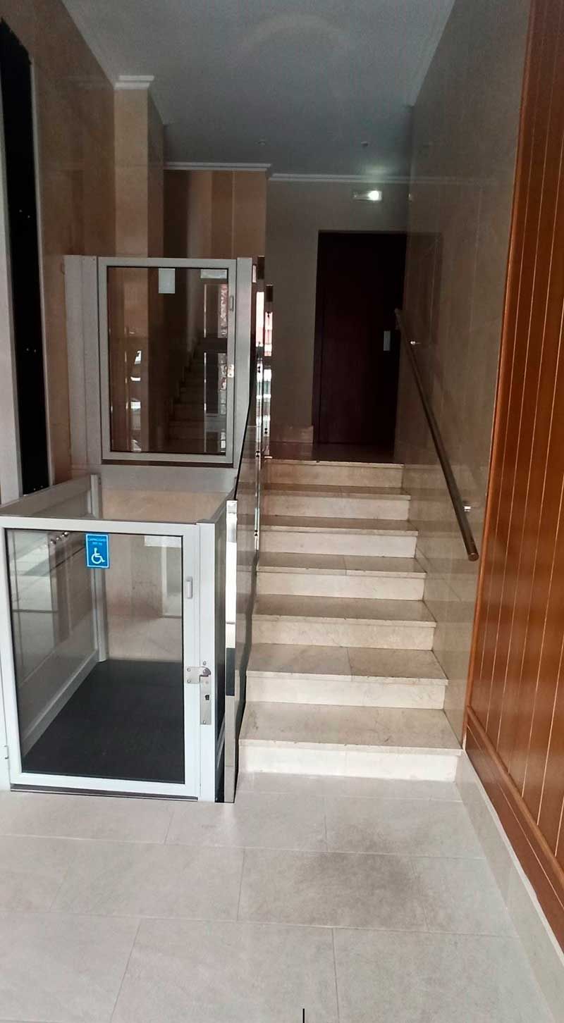 Instalación de salvaescaleras en portal