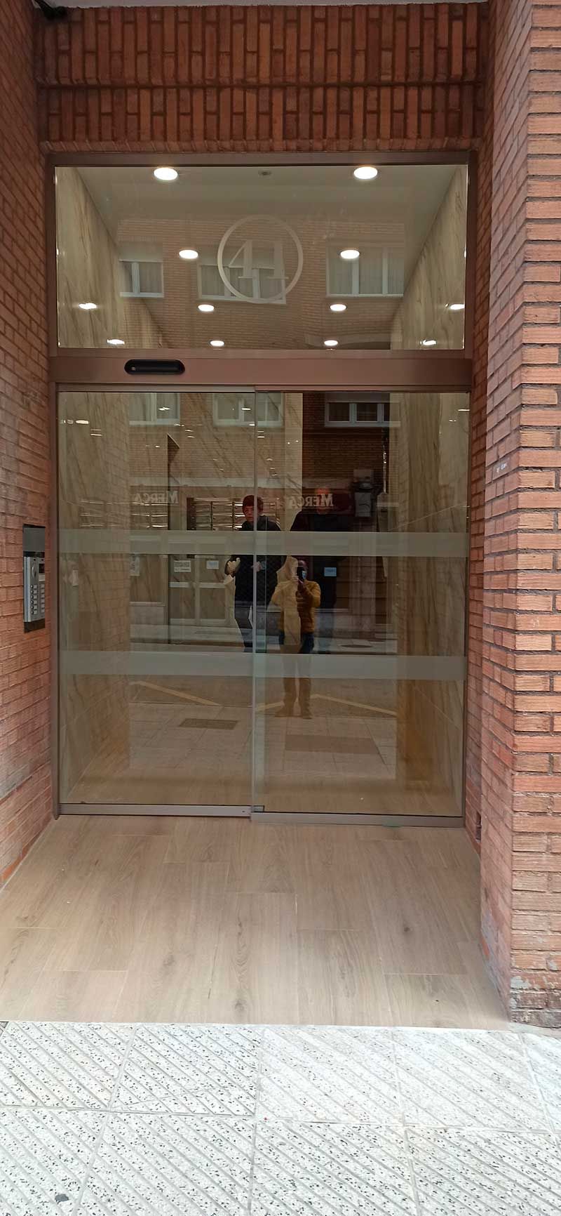 Entrada cubierta a un portal en Oviedo
