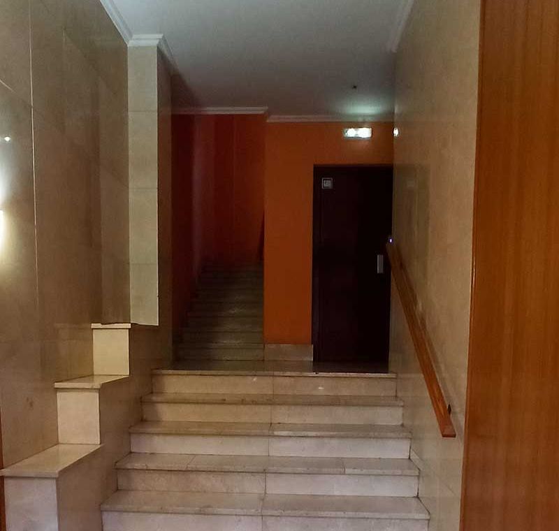 Escaleras de acceso a portal