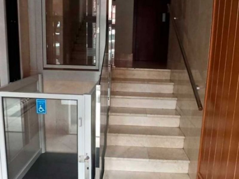Instalación de salvaescaleras en portal