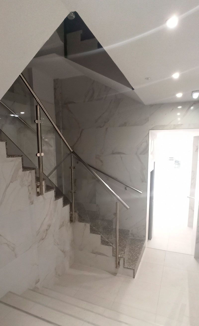 Escaleras interiores de un portal en Avilés