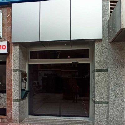 Puerta de acceso a portal de Oviedo